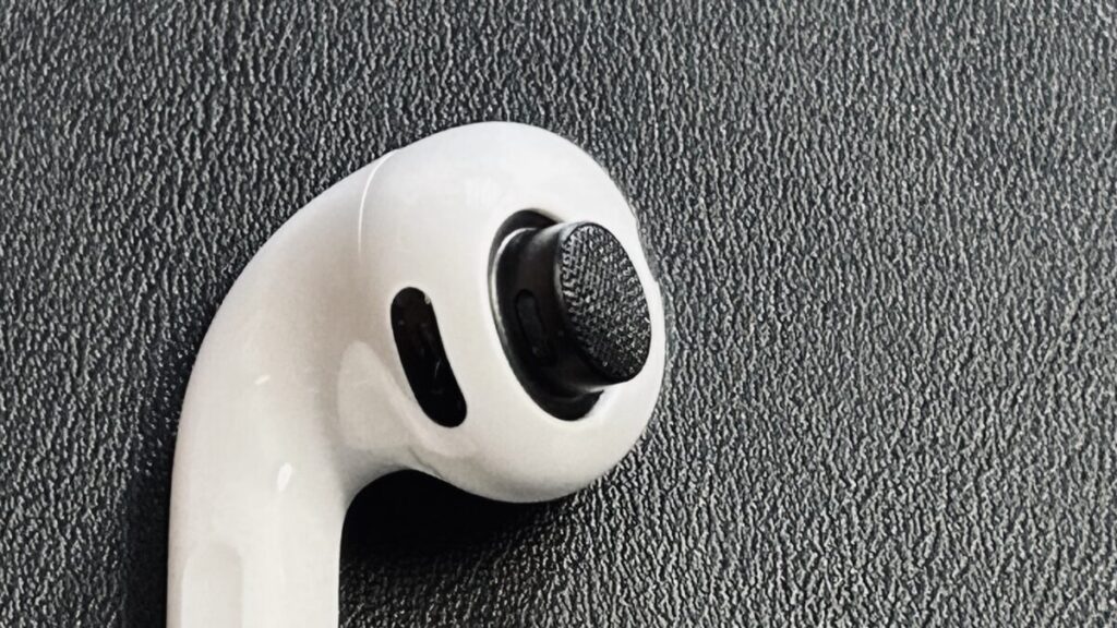 AirPods Pro 3のイヤーチップ接続部クローズアップ。新設計のコネクター形状