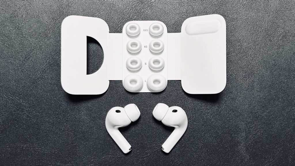AirPods Pro 3の付属イヤーチップ5サイズ(XXS・XS・S・M・L)。Mサイズは本体に装着済み
