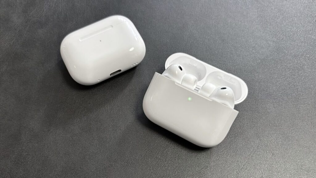 AirPods Pro 3の本体と充電ケース。背後にAirPods Pro 2を配置した総評イメージ
