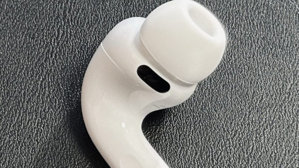 AirPods Pro 3 の心拍センサー部分を拡大。新しく追加されたセンサー構造により、皮膚接触で心拍をリアルタイム計測可能。