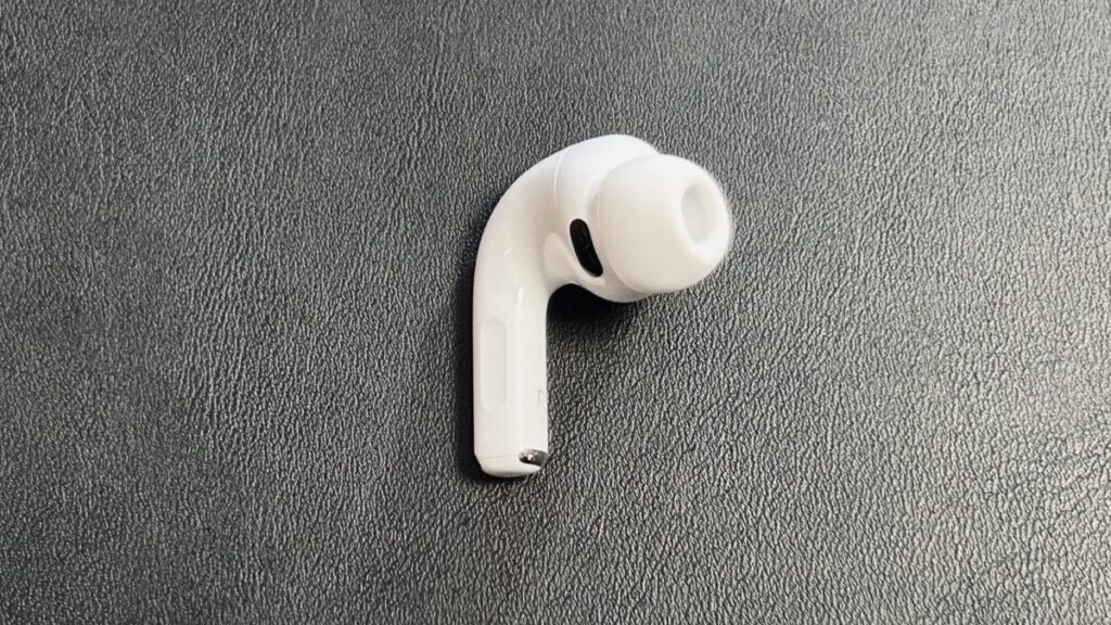 AirPods Pro 3 のイヤホン外側に搭載された心拍センサー。外観デザインと配置位置が確認できる。