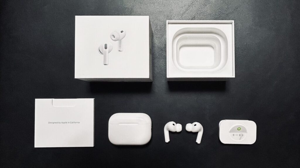 AirPods Pro 3の同梱物一覧。充電ケース、イヤホン本体、イヤーチップ5サイズ、マニュアル、外箱