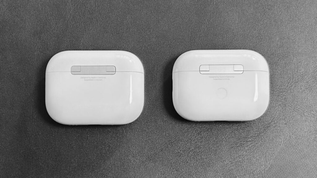 AirPods Pro 3(左)とAirPods Pro 2(右)の充電ケース背面比較。Pro 3では背面ペアリングボタンが廃止