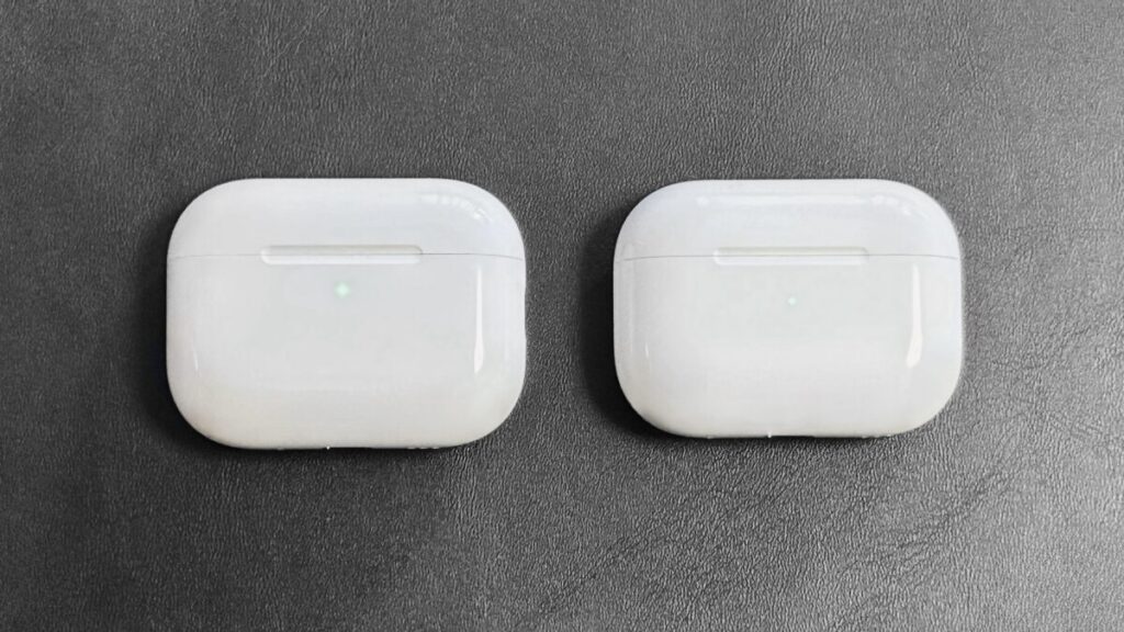 AirPods Pro 3(左)とAirPods Pro 2(右)の充電ケース正面比較(ランプ点灯時)。発光仕様の違い