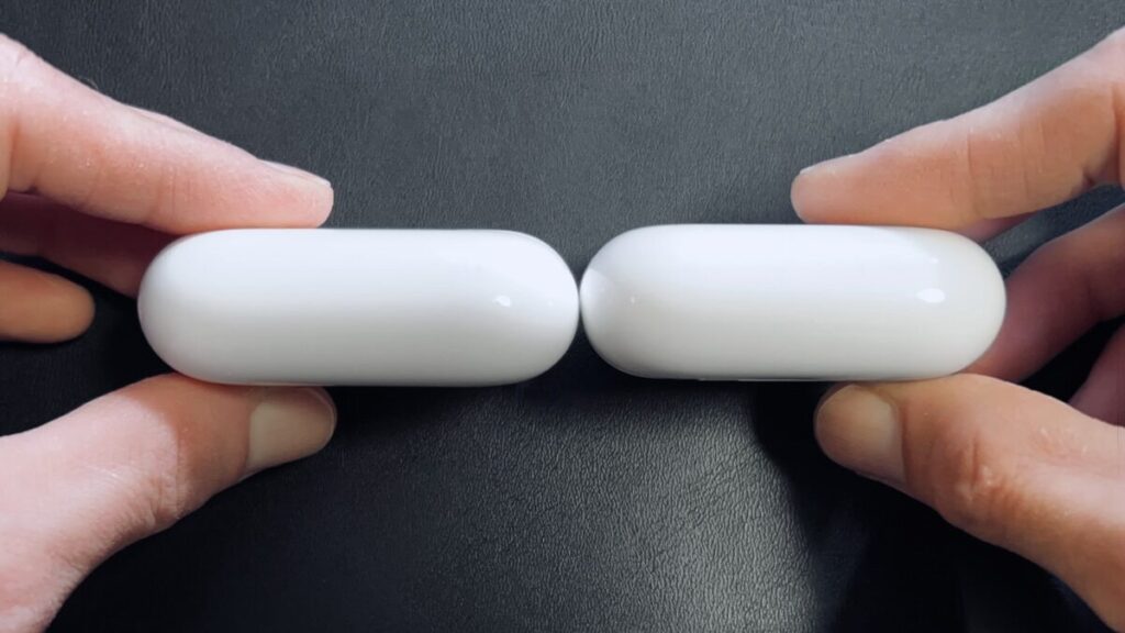 AirPods Pro 3(左)とAirPods Pro 2(右)の充電ケース厚み比較。側面からサイズ感の違いを確認