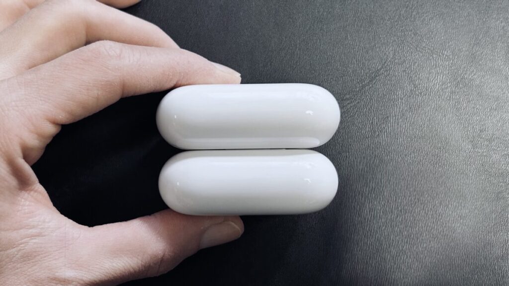 AirPods Pro 3(上)とAirPods Pro 2(下)の充電ケース横幅比較。サイズ差はほぼ感じられない