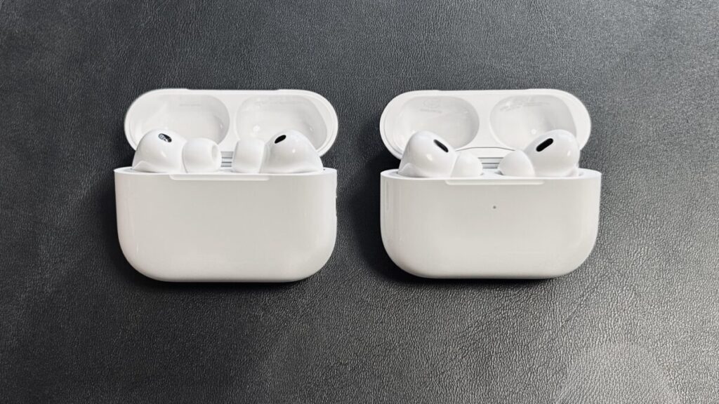 AirPods Pro 3(左)とAirPods Pro 2(右)のケース収納時比較。イヤホン本体の形状の違い