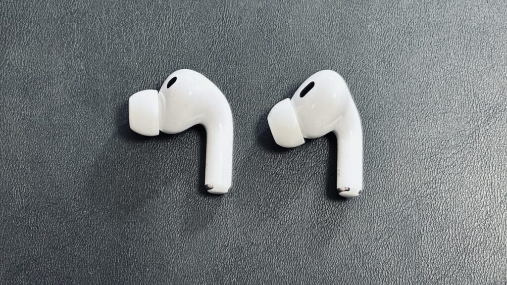 AirPods Pro 3(左)とAirPods Pro 2(右)の右側イヤホン比較。形状やイヤーチップ角度の違い