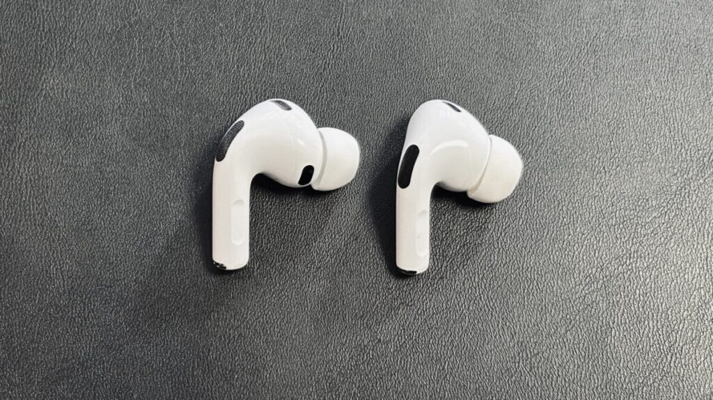 AirPods Pro 3(左)とAirPods Pro 2(右)の右側イヤホン比較。トップ形状の丸みの違い