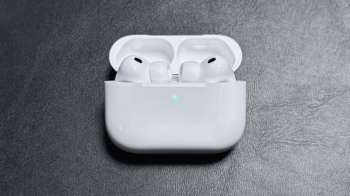 AirPods Pro 3 の充電ケースを開けた正面写真。イヤホン本体が収納され、LEDランプが点灯している状態。