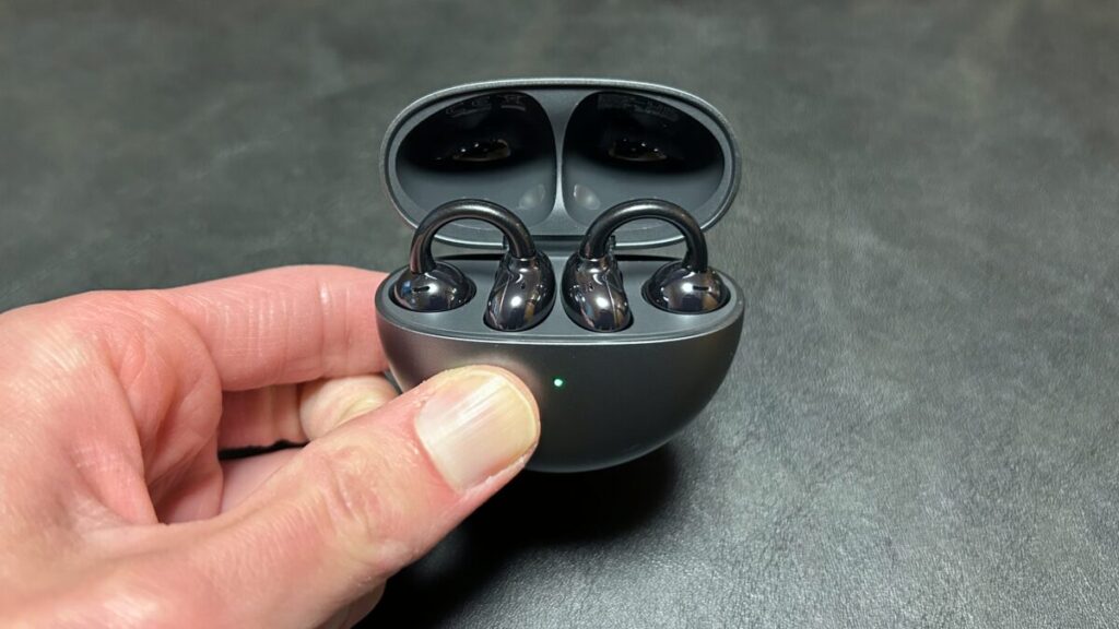 HUAWEI FreeClip ケース収納時の様子（左右自動識別機能あり）