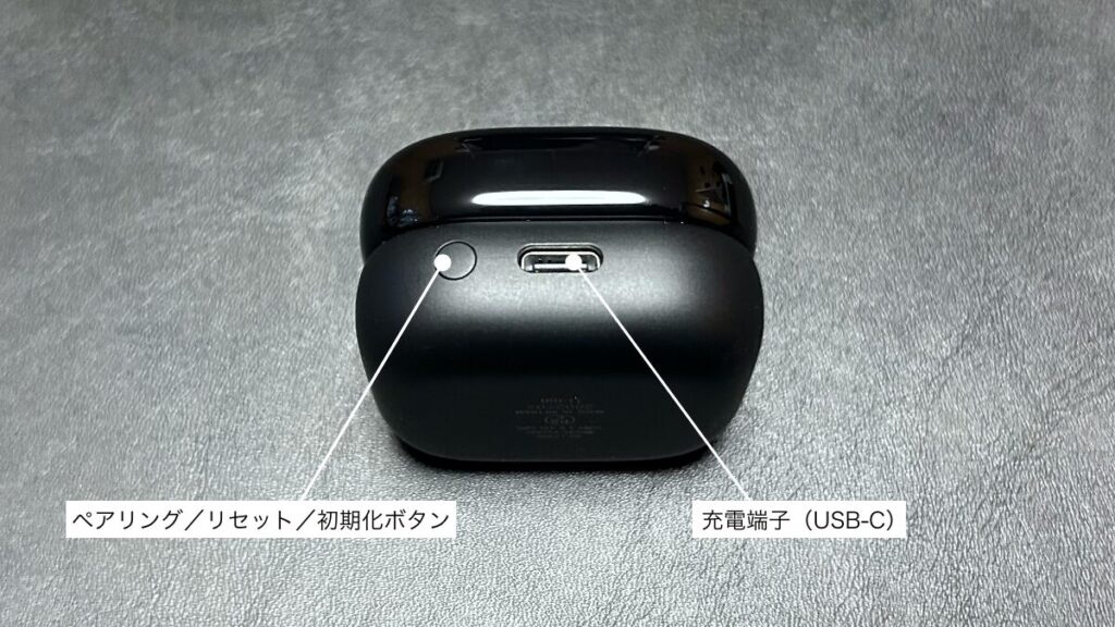 SONY LinkBuds Clip充電ケース背面のUSB-C端子とペアリング・リセットボタン