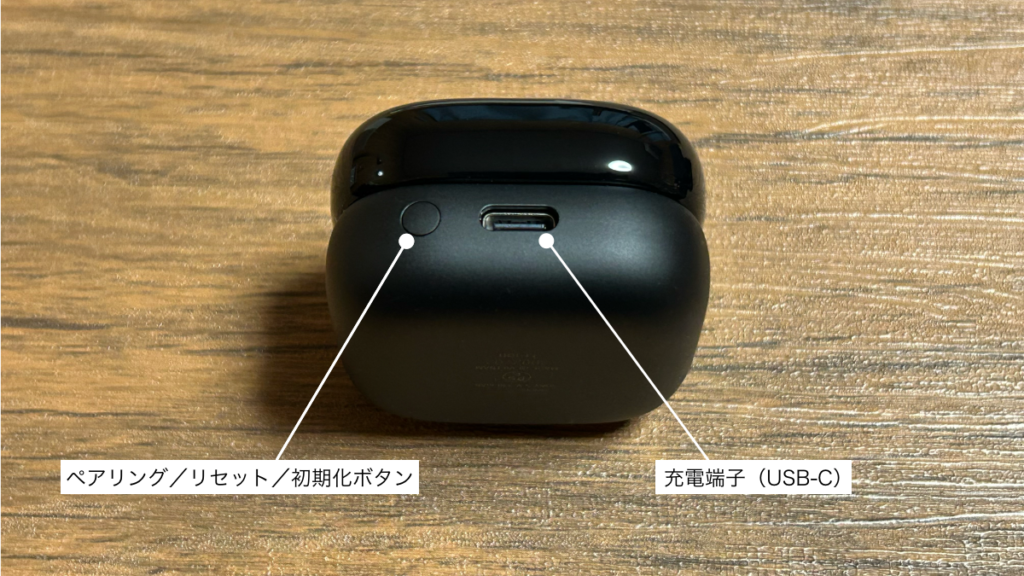 SONY LinkBuds Clip充電ケース背面のUSB-C端子とペアリング・リセットボタン