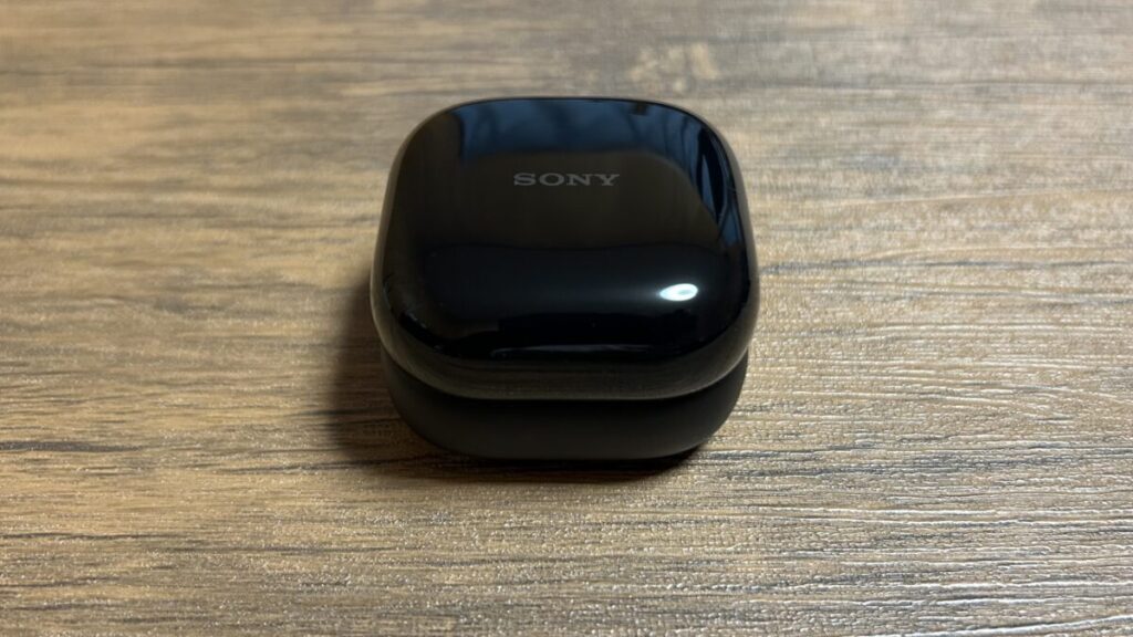 SONY LinkBuds Clipの充電ケース(ブラック)外観デザイン