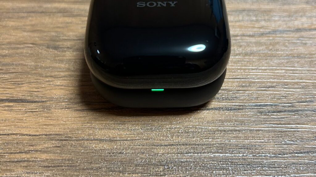 SONY LinkBuds Clip充電ケース前面のLEDインジケーター点灯状態