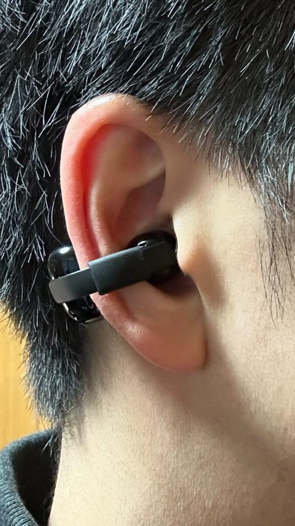 SONY LinkBuds Clipにフィッティングクッションを装着して耳に装着した状態