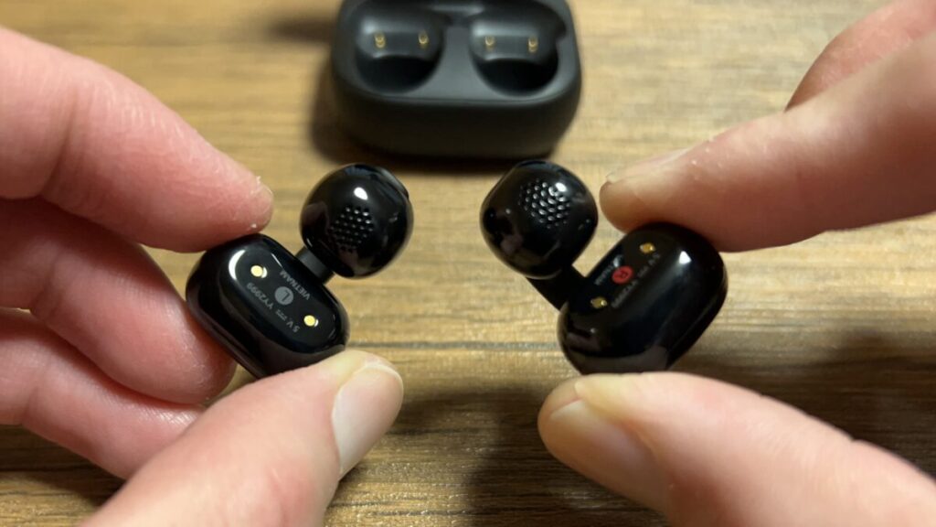 SONY LinkBuds Clipのイヤホン内側(充電端子・L/R表示)