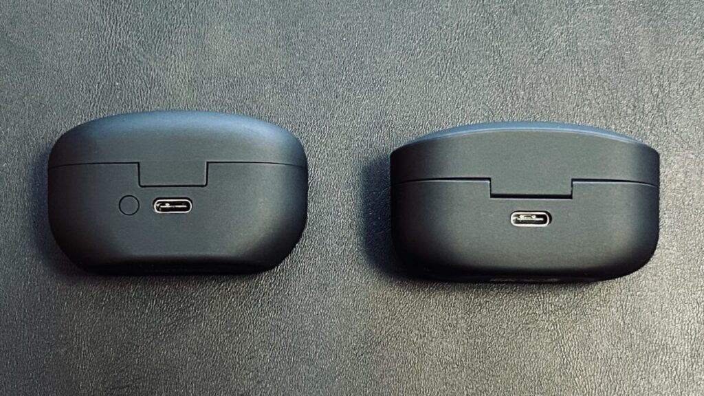 WF-1000XM4 と WF-1000XM5 の充電ケース背面の比較。「M5」はペアリングボタンが追加され、操作性が向上。