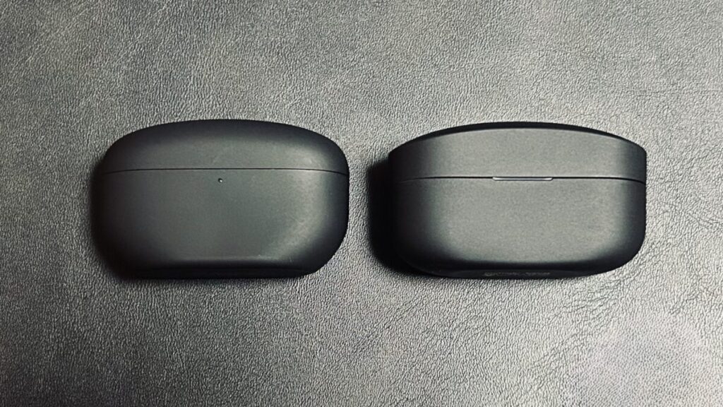 WF-1000XM4 と WF-1000XM5 の充電ケース前面比較(ランプ消灯時)。「M5」は丸みのあるデザインに。
