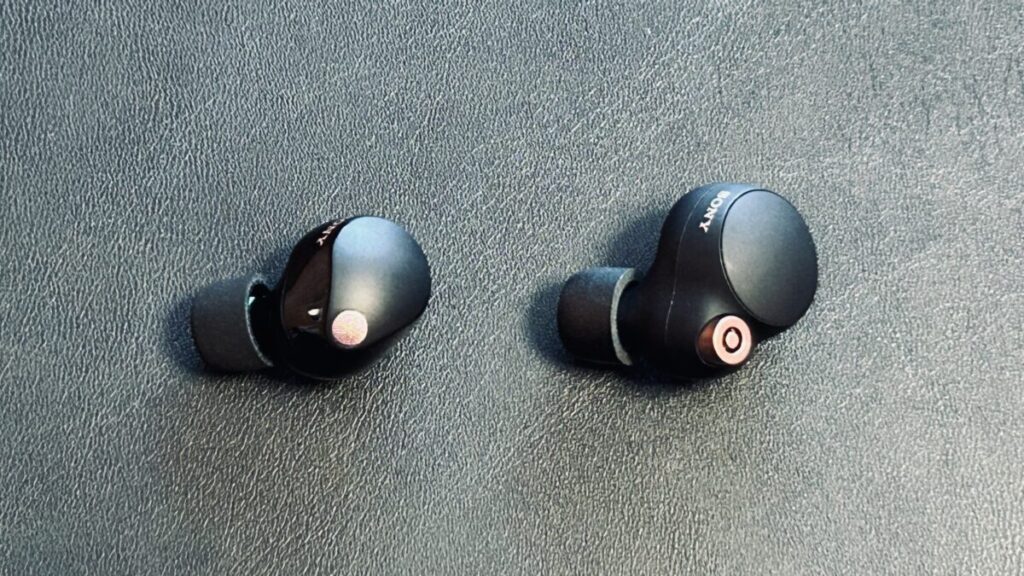 WF-1000XM4 と WF-1000XM5 のイヤホン本体正面比較。「M5」は小型化とデザイン変更が施されている。