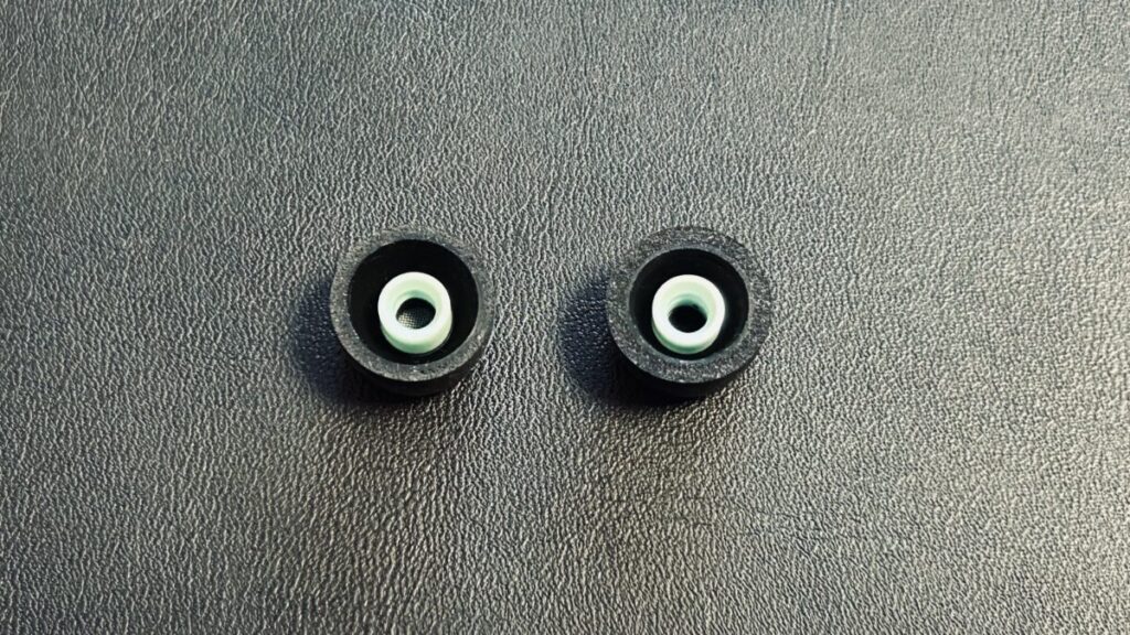 WF-1000XM4 と WF-1000XM5 のイヤーピース内部構造比較。外寸は同等だが、M5 の方がフォーム密度が低くなり装着感が軽くなったことを示す写真。