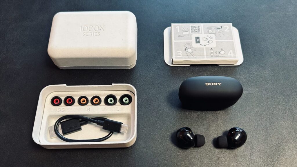 WF-1000XM5 の同梱物一覧(イヤホン/イヤーピース/USBケーブル/マニュアル/外箱)