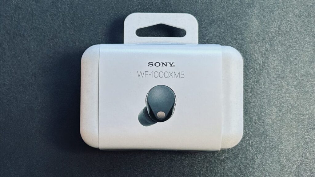 WF-1000XM5 パッケージ外箱の正面デザイン写真。環境配慮の紙製素材を採用。