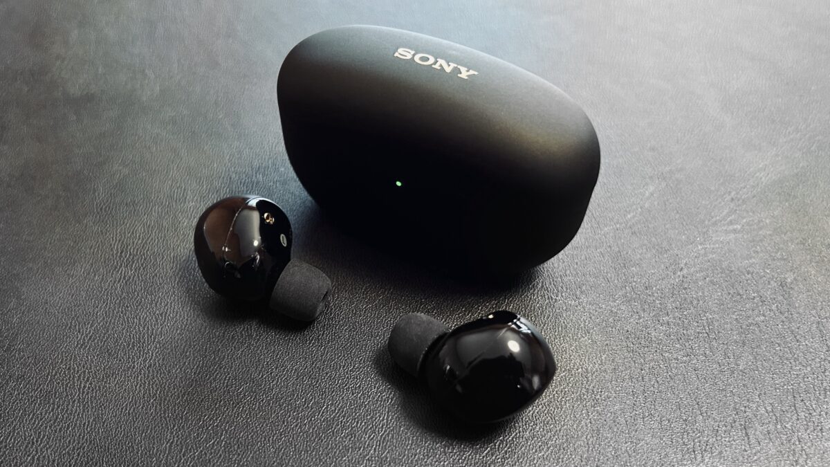 WF-1000XM5レビュー｜イヤホン本体と充電ケースの製品写真