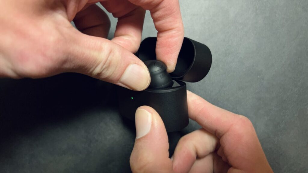 WF-1000XM6 マット調デザインと取り出しやすい形状