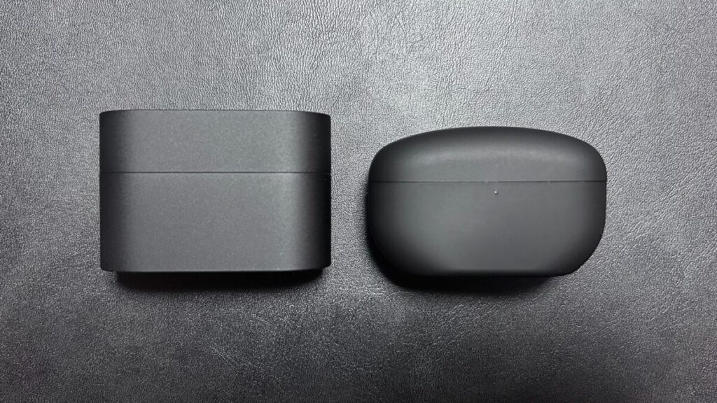 WF-1000XM6（左）とWF-1000XM5（右）の充電ケース正面比較