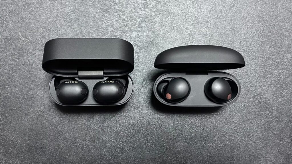 WF-1000XM6（左）とWF-1000XM5（右）のケース開閉時ヒンジ部分比較（上から撮影）