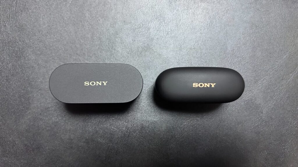 WF-1000XM6（左）とWF-1000XM5（右）の充電ケース上面比較