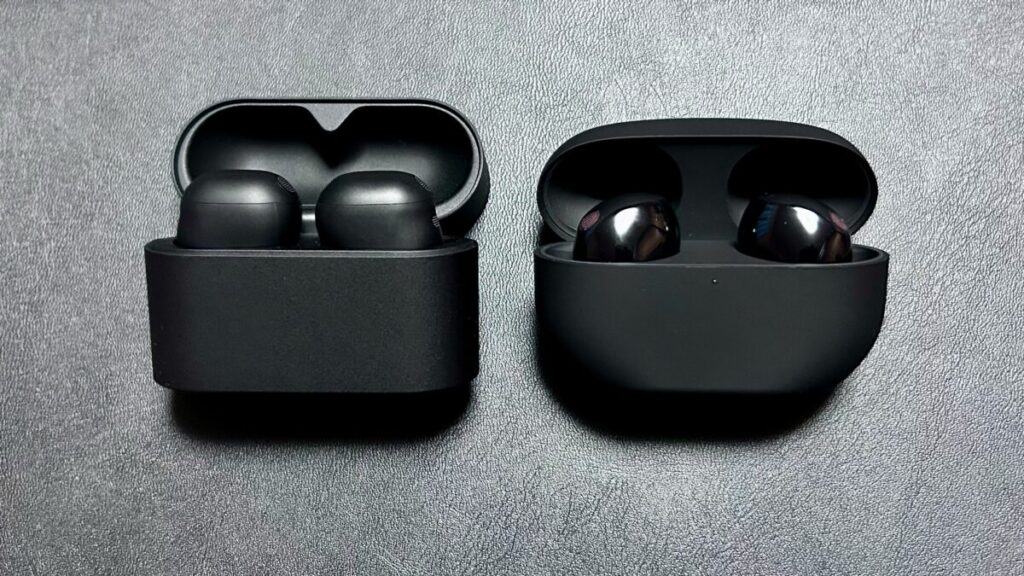 WF-1000XM6（左）とWF-1000XM5（右）のイヤホン本体収納状態比較