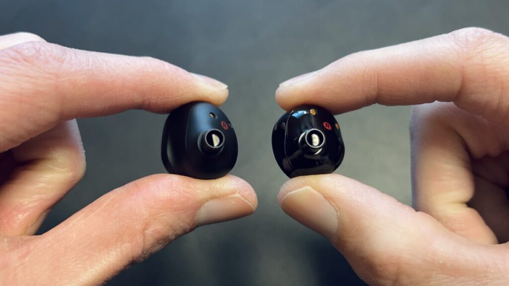 WF-1000XM6（左）とWF-1000XM5（右）のノズル部分比較（イヤーピースなし）