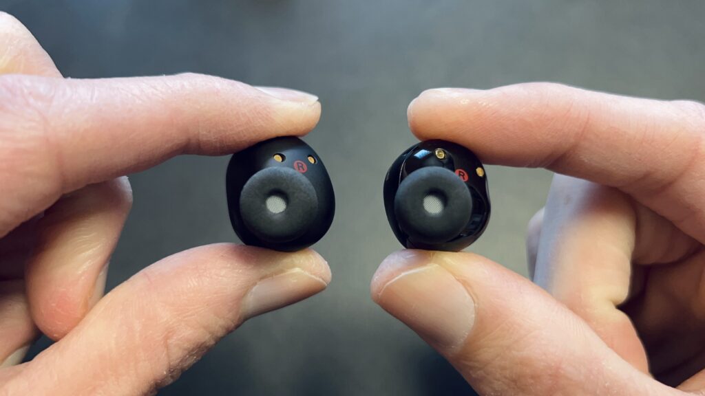 WF-1000XM6（左）とWF-1000XM5（右）のイヤーピース装着状態比較