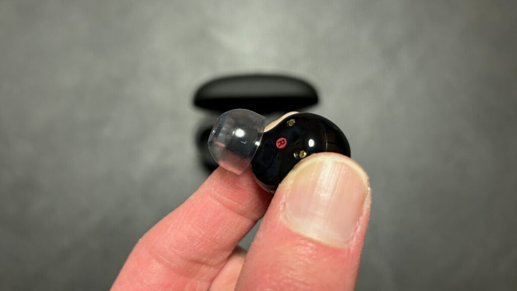 WF-1000XM5にAZLA SednaEarfit Crystal 2(Lサイズ)を装着した状態