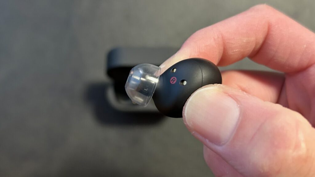 WF-1000XM6にAZLA SednaEarfit Crystal 2(Lサイズ)を装着した状態