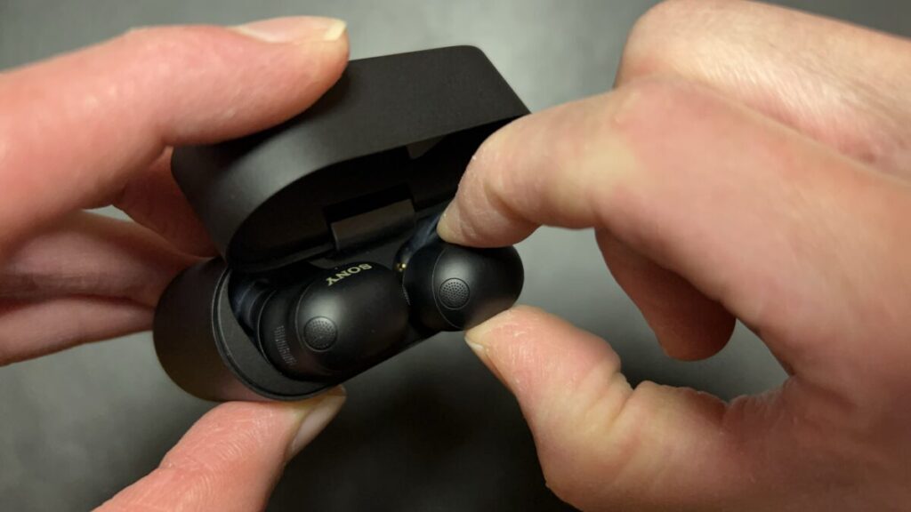 WF-1000XM6からSednaEarfit Crystal 2 Lサイズ装着イヤホンを取り出す様子