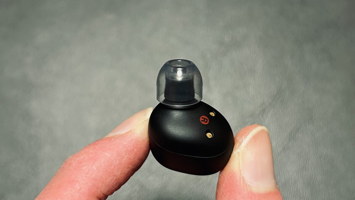 WF-1000XM6にAZLA SednaEarfit Crystal 2を装着した状態