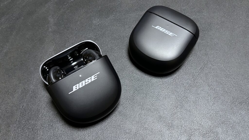 BOSE QuietComfort Ultra Earbuds 第2世代（左・開蓋）と第1世代（右）の充電ケースを並べた様子