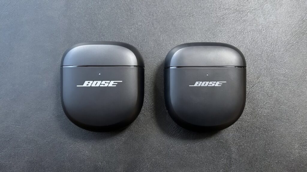 BOSE QuietComfort Ultra Earbuds 第2世代（左）と第1世代（右）の充電ケース正面比較