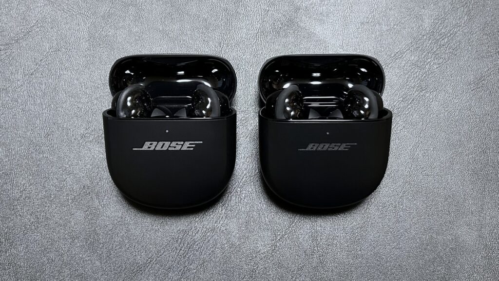 BOSE QuietComfort Ultra Earbuds 第2世代（左）と第1世代（右）の充電ケース開蓋・イヤホン収納状態の比較