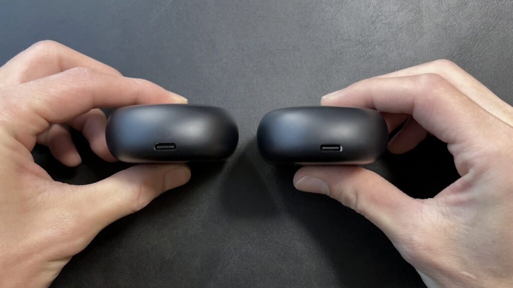 BOSE QuietComfort Ultra Earbuds 第2世代（左）と第1世代（右）の充電ケース底面・USB-C端子比較