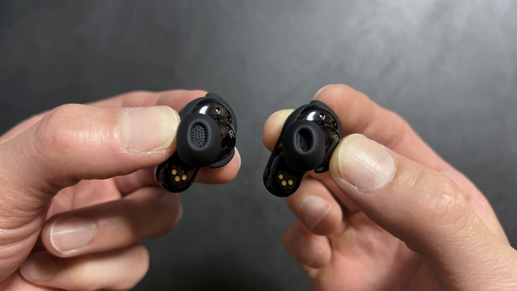 BOSE QuietComfort Ultra Earbuds 第2世代（左）と第1世代（右）の純正イヤーチップ比較・メッシュフィルターの有無