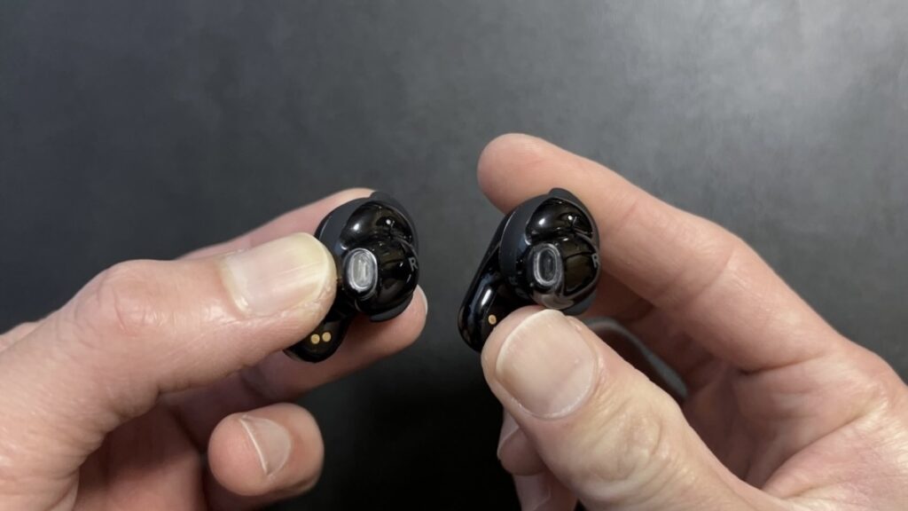 BOSE QuietComfort Ultra Earbuds 第2世代（左）と第1世代（右）のノズル部分・メッシュフィルター比較
