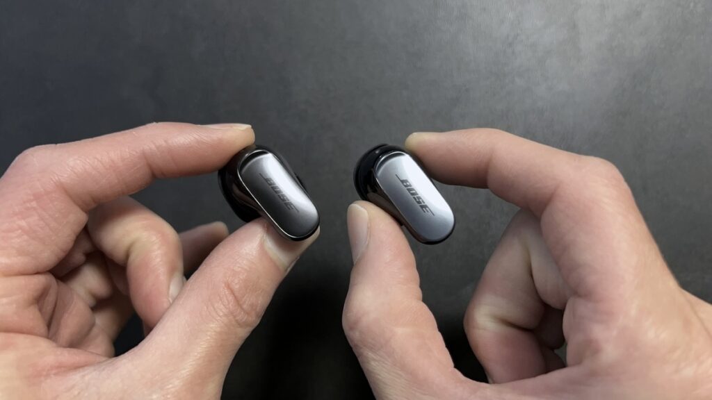 BOSE QuietComfort Ultra Earbuds 第2世代（左）と第1世代（右）のイヤホン本体タッチセンサー部分の比較