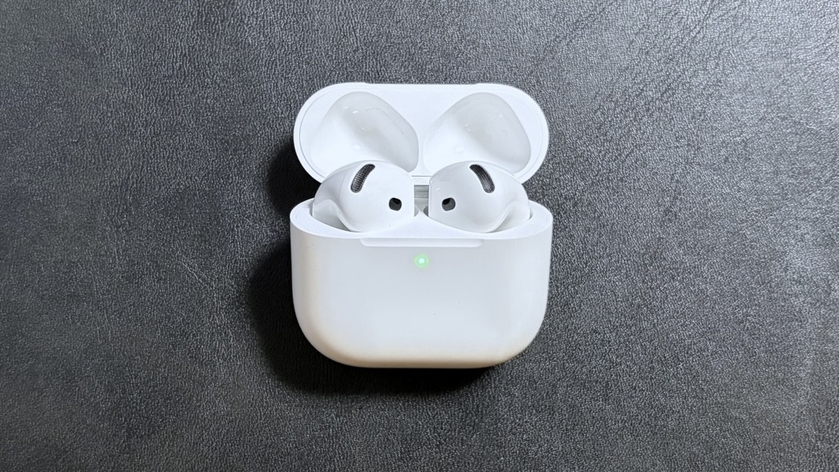 Apple AirPods 5の充電ケースの蓋を開け、イヤホン本体を収納した状態