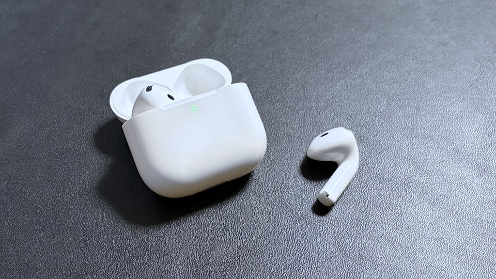 Apple AirPods 5の充電ケースと、ケースから取り出したイヤホン本体（片耳）