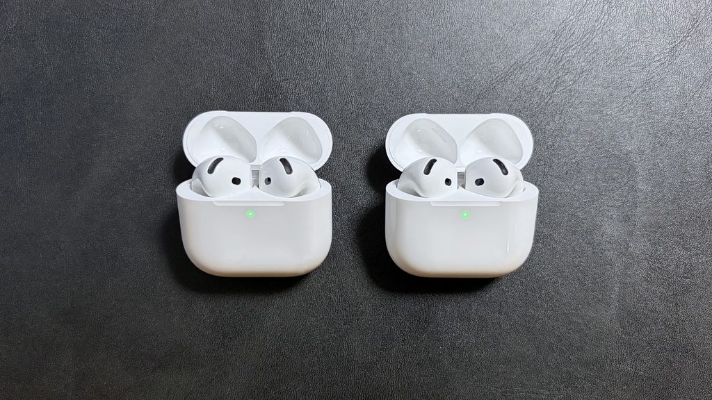 AirPods 5（左）とAirPods 4（右）の充電ケースの蓋を開けてイヤホンを収納した状態の比較
