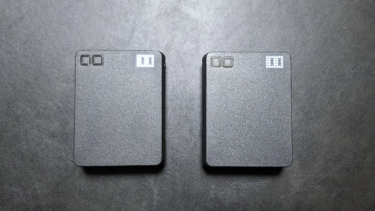 CIO SMARTCOBY TRIO 35W SS と無印の残量表示(ともに100%)。1%刻みのデジタル表示は共通